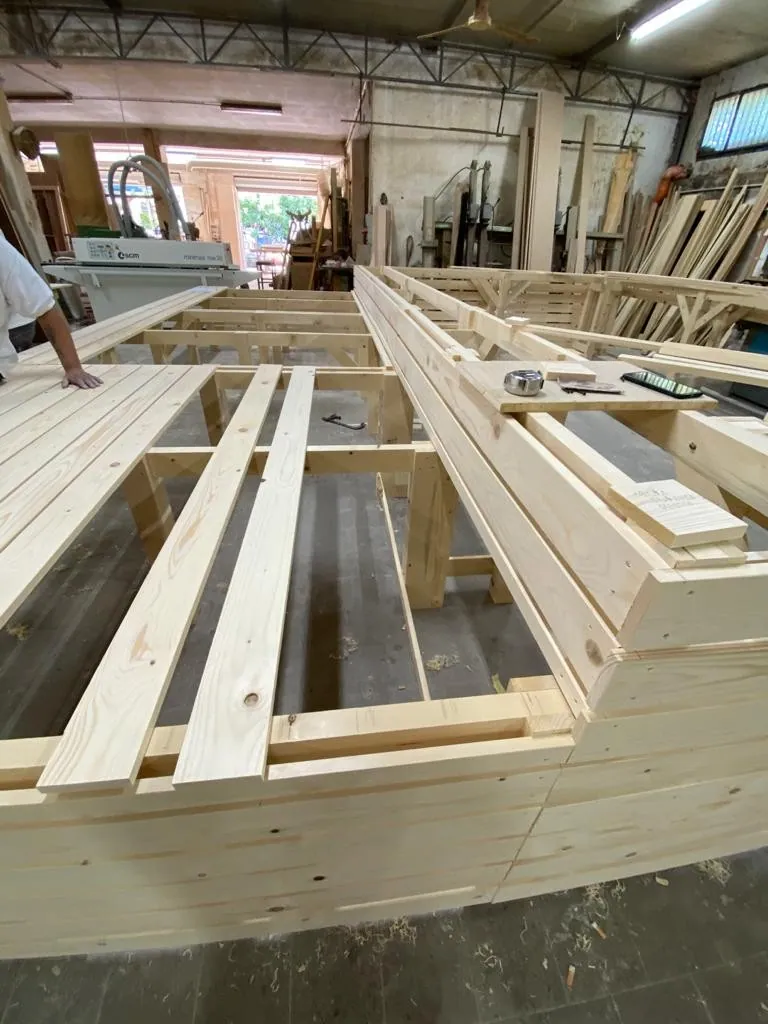 Piscina fuori terra con rivestimento in legno
